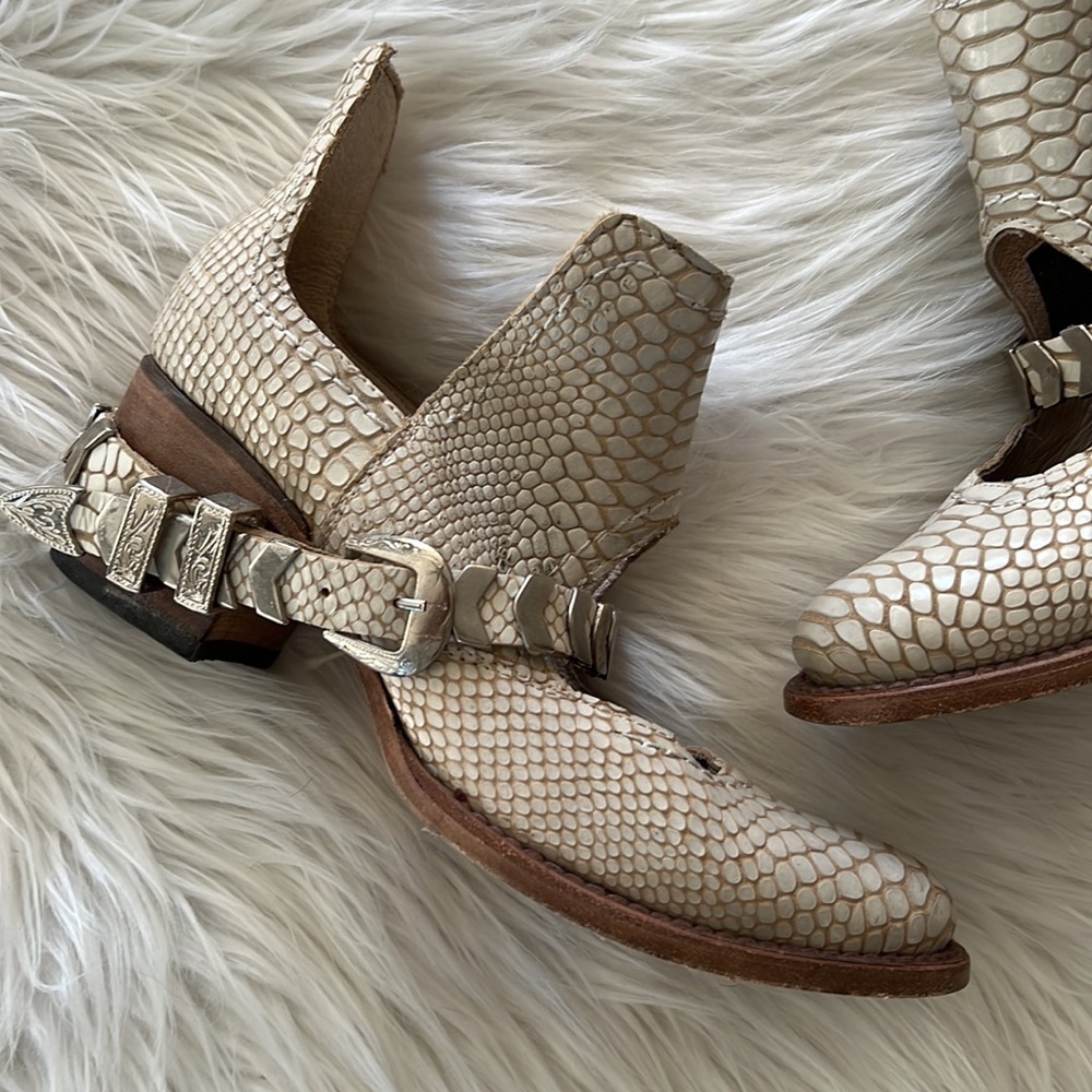 Freebird blade white croco booties with buckle accents size 8 runs big - Picture 2 of 8